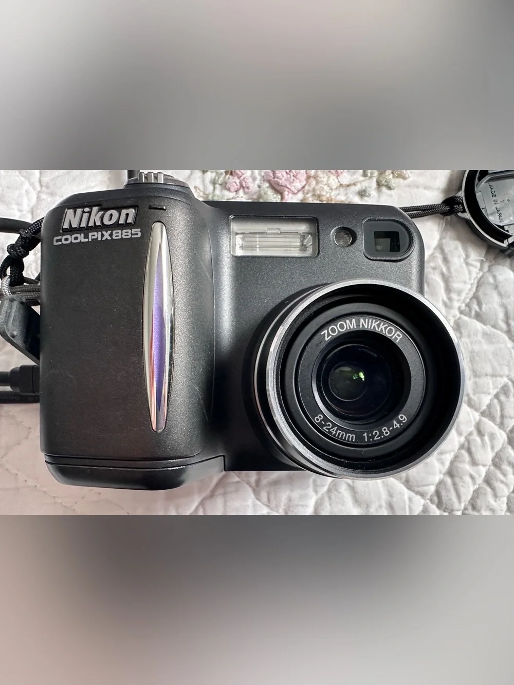 Nikon COOLPIX 885 Digital Camera in Black with Charger and USB Cable